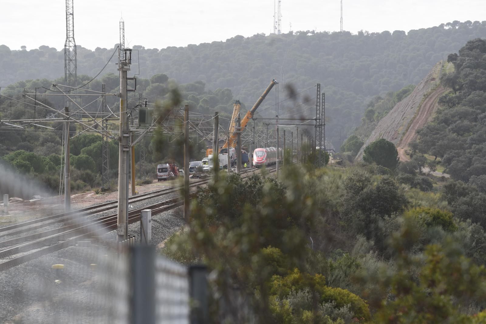Los trabajos en las vías de la alta velocidad tras el accidente de Adamuz