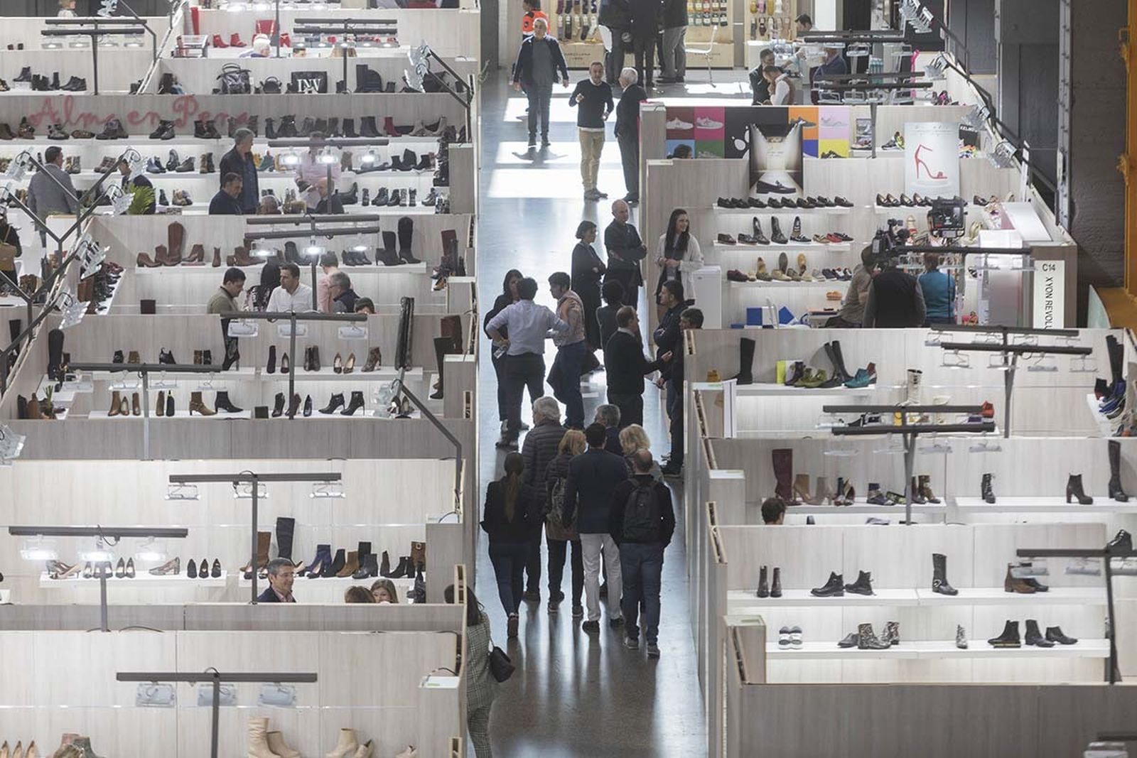 Panorámica de uno de los pasillos de la feria de calzado.