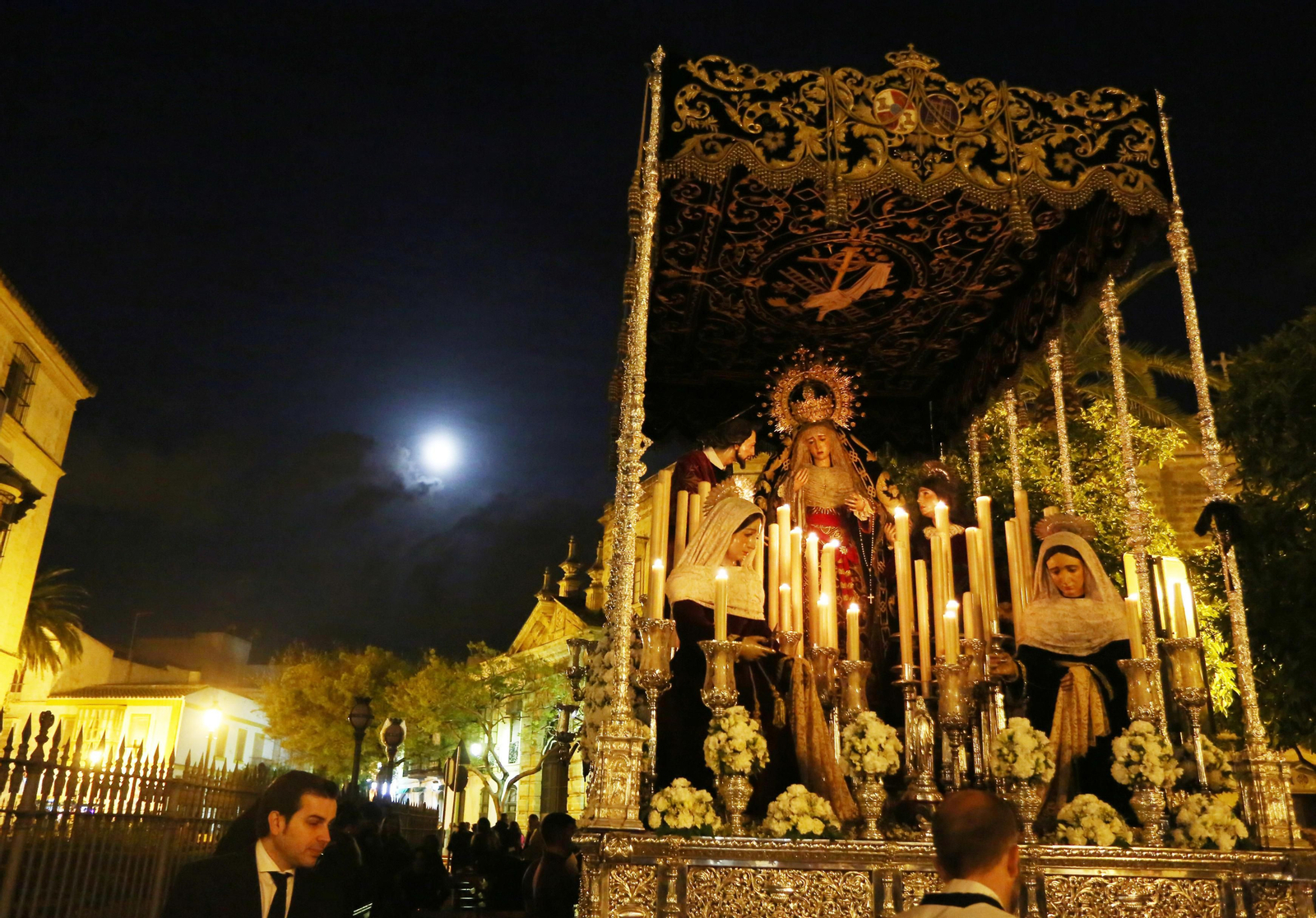 El paso de palio de La Piedad con su singular configuración del duelo ante la Dolorosa.