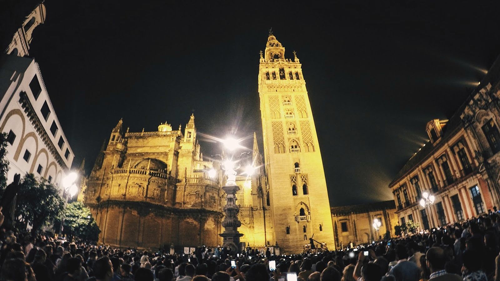 Móviles grabando en la Semana Santa de Sevilla.
