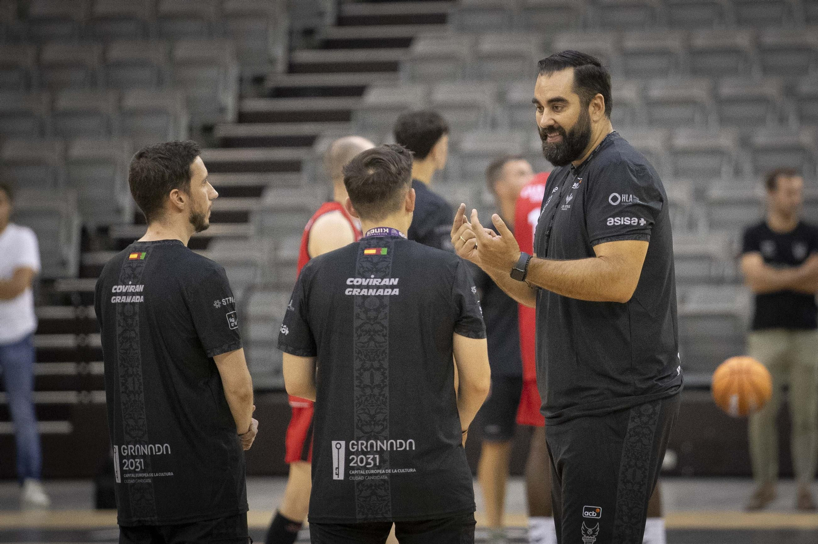 Ramón Díaz conversa con parte de su cuerpo técnico.