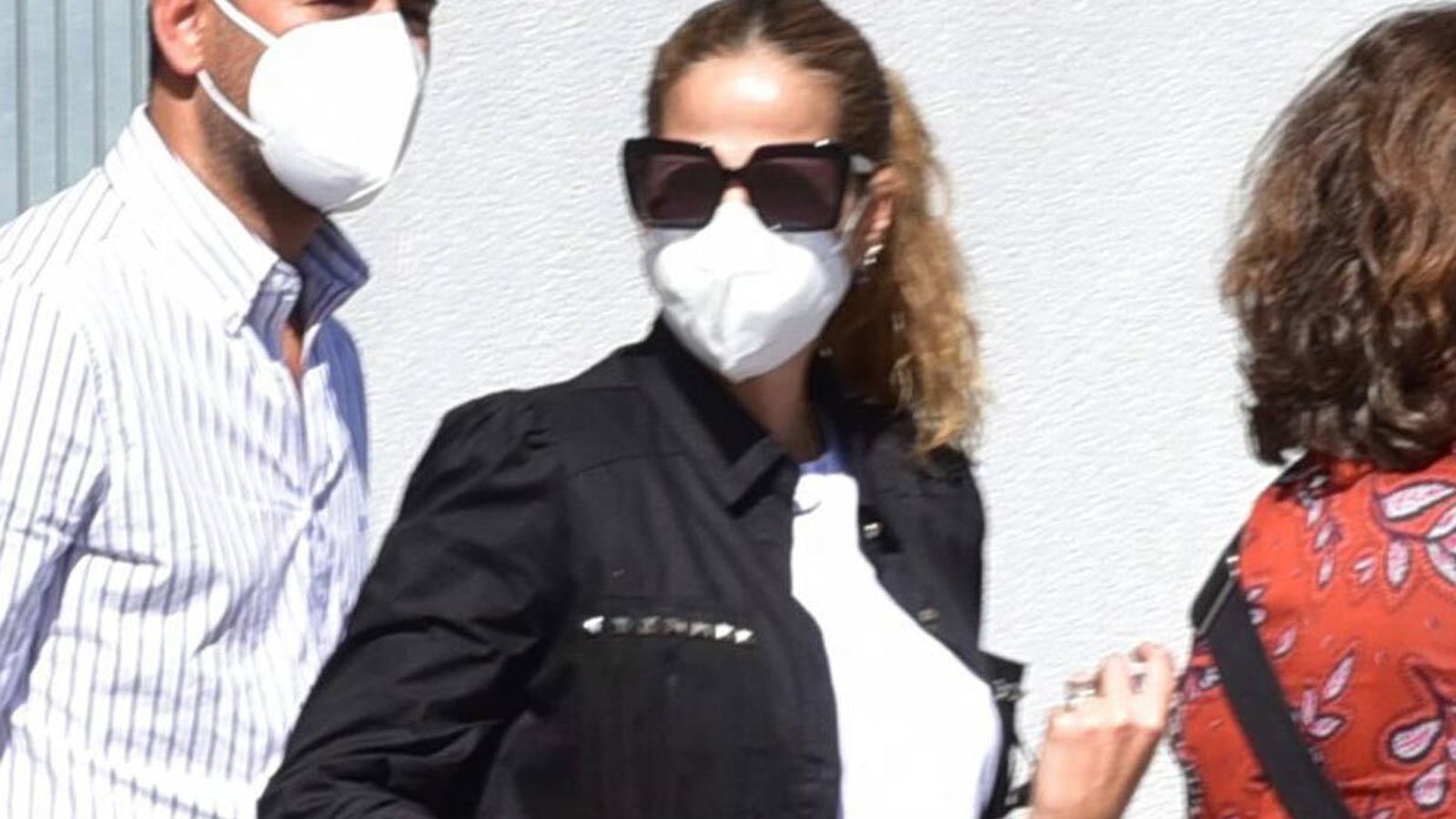 Pastora, a su entrada al tanatorio.