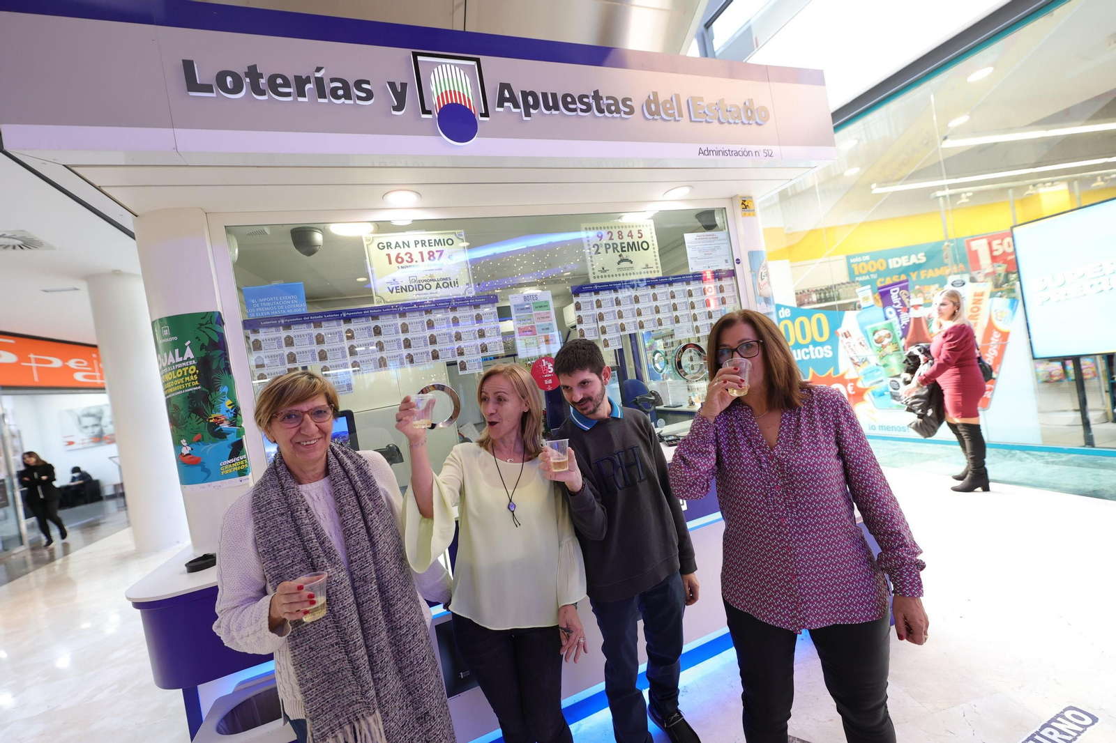 Celebraciones de los premiados con la Lotería de Navidad en España Celebraciones de los premiados con la Lotería de Navidad en España