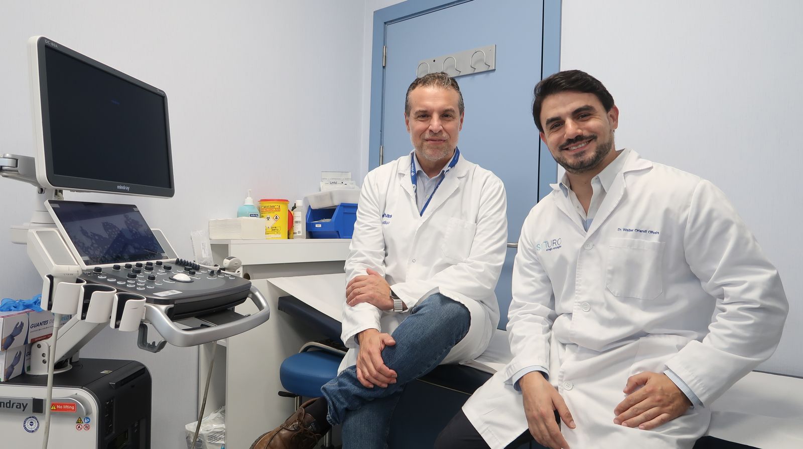 El doctor Morales y el doctor Orlandi en la consulta del Hospital Vithas Sevilla.