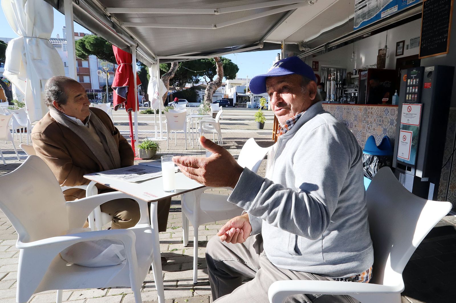 Dos mayores charlan en una cafetería de la localidad.