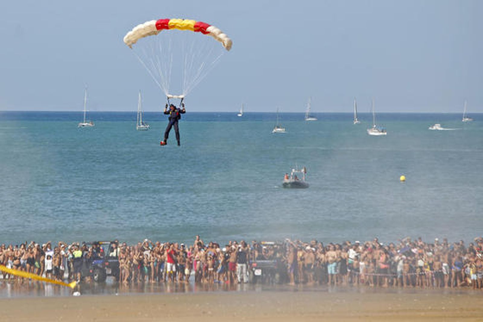 190.000 personas disfrutan del III Festival Aéreo en la playa de la Victoria. /Foto: Jesús Marín