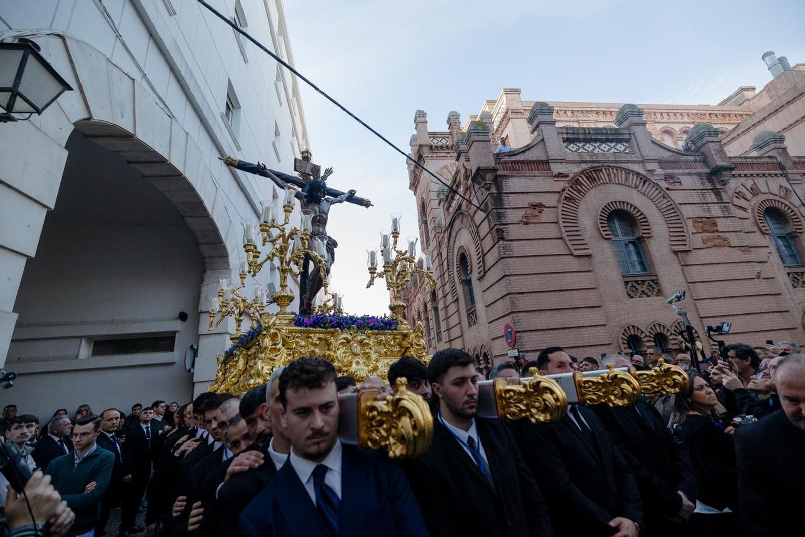 El Cristo de la Misericordia por la trasera del Falla saliendo del arco de la calle Diego Arias.