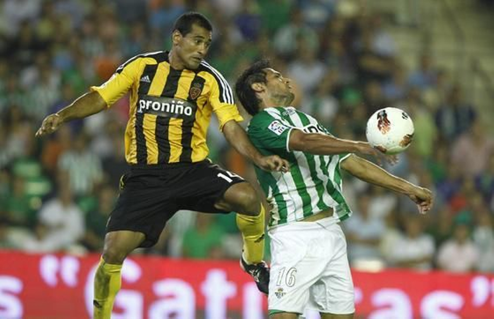 El Betis se coloca líder tras ganar al Zaragoza en casa (4-3). / Antonio Pizarro