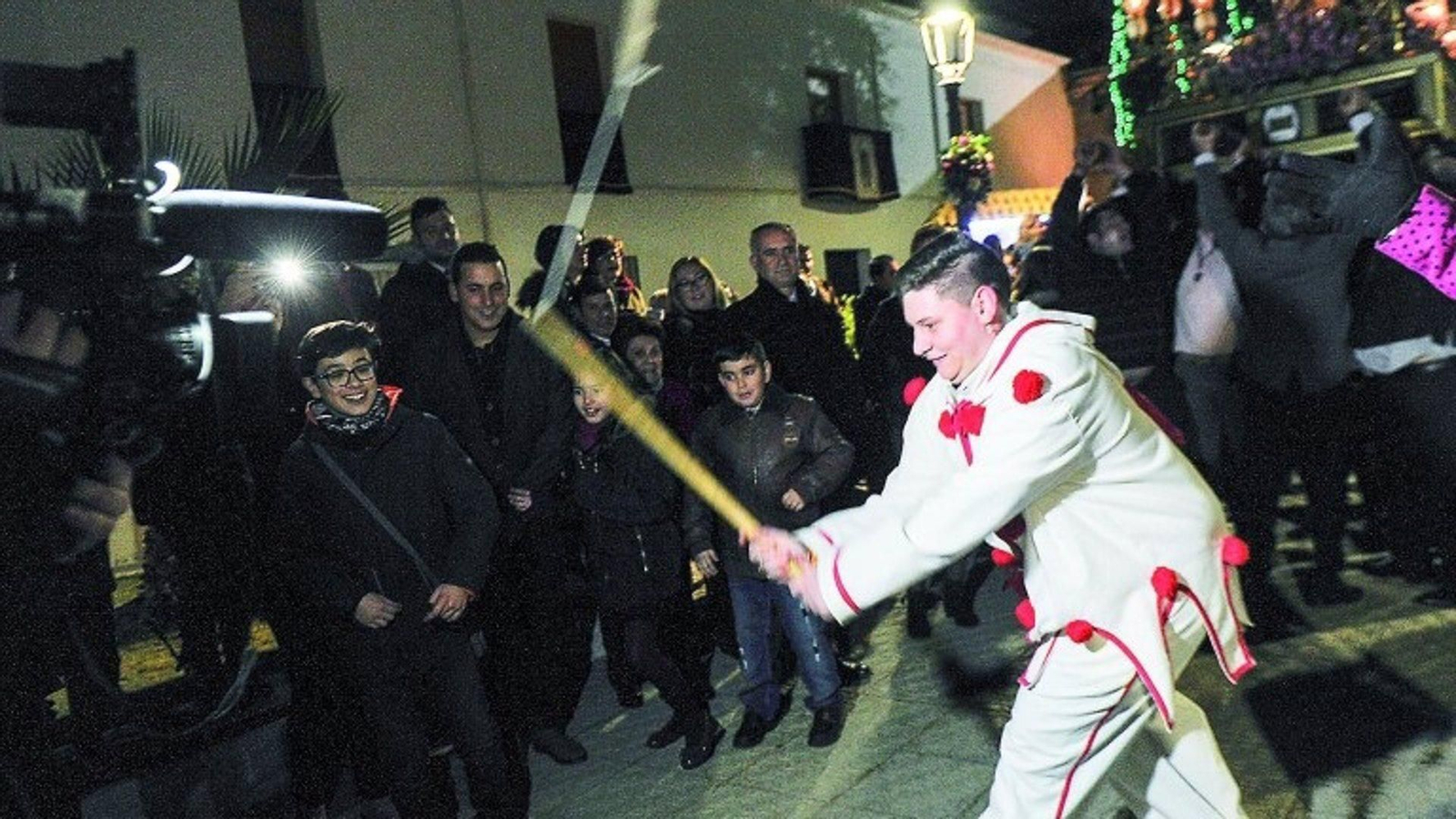 El Pelotero con su látigo por las calles de Arquillos durante la procesión de San Antonio Abad.
