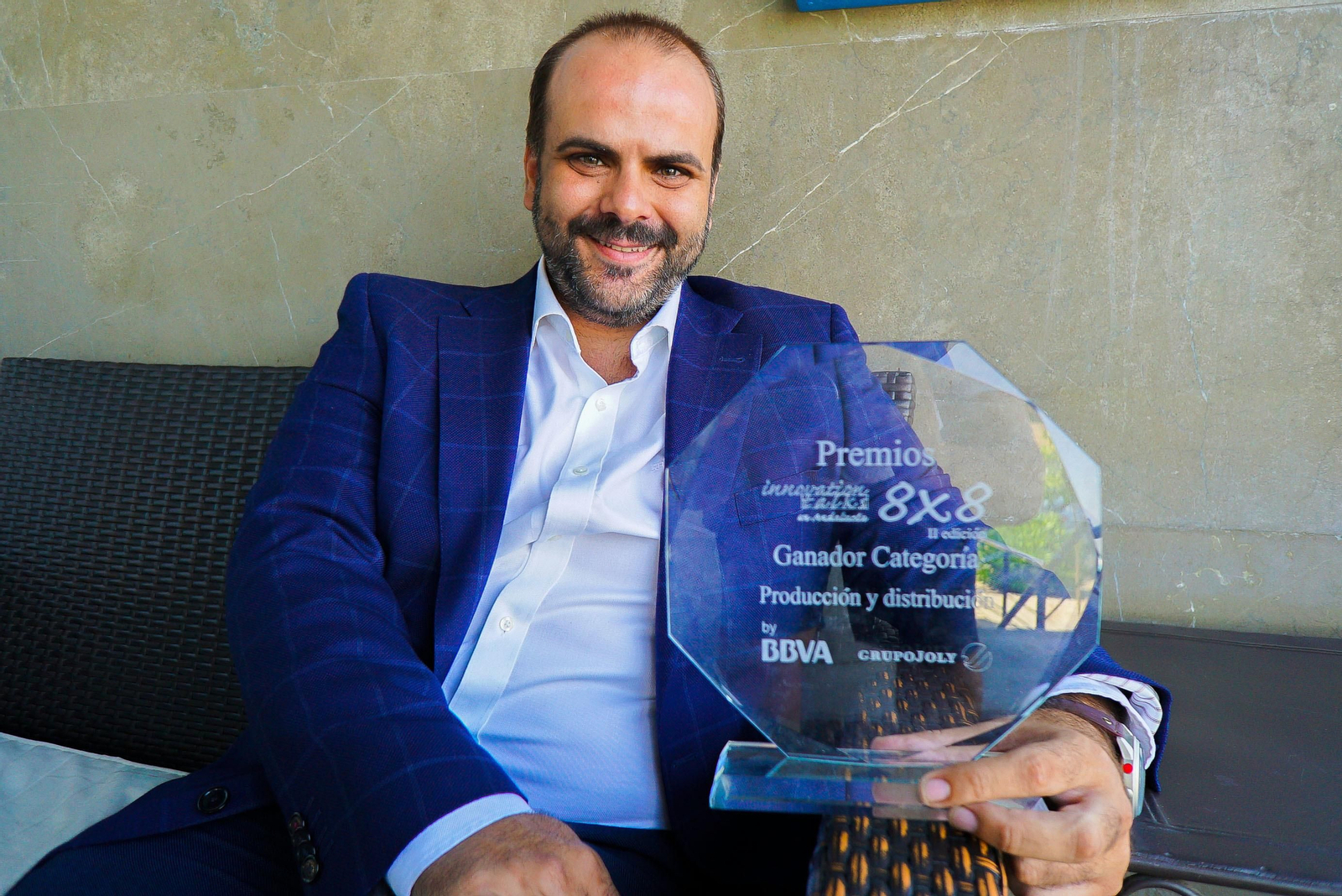 El director de Innoeco, Juan Manuel Funes, muestra el Premio Innovation Talks.