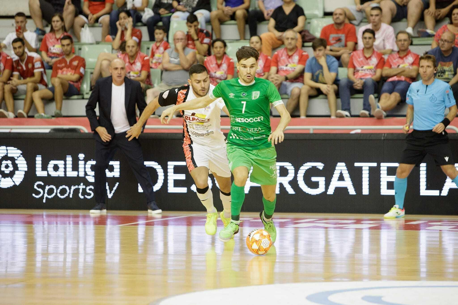 Alvarito controla un balón.