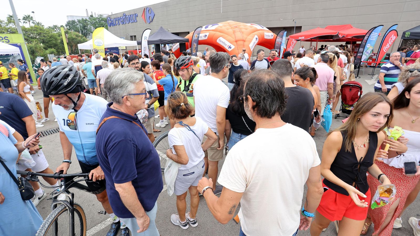 Así fue la salida de la Vuelta España desde Carrefour Sur en Jerez