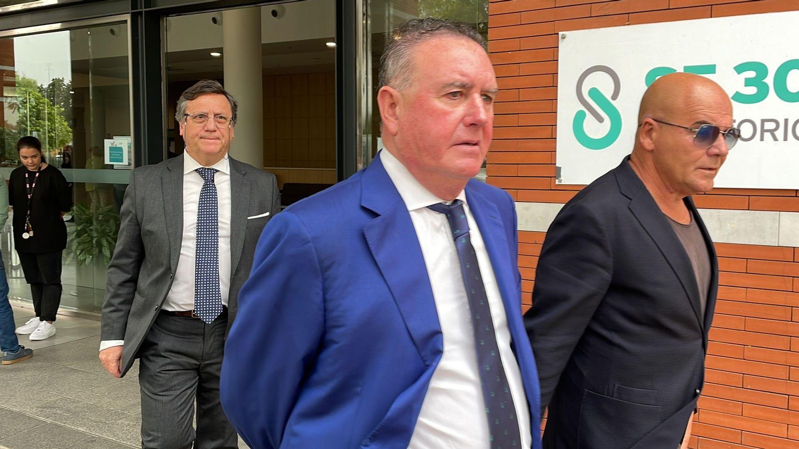 Manolo Castaño, en primer plano, y detrás Óscar Arredondo, ex consejeros de Lopera.