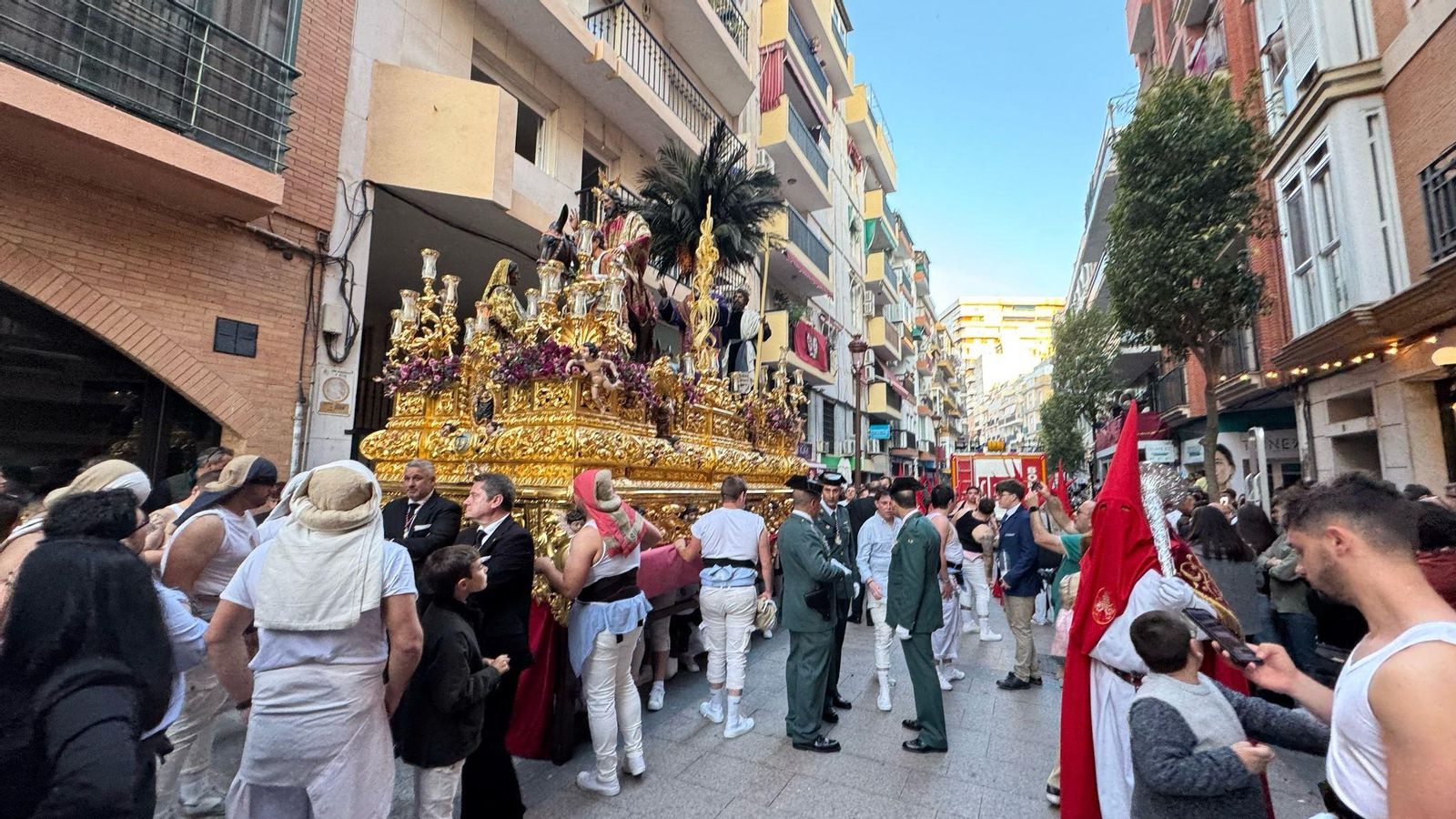 La Hermandad de La Borriquita parada en calle Palos.