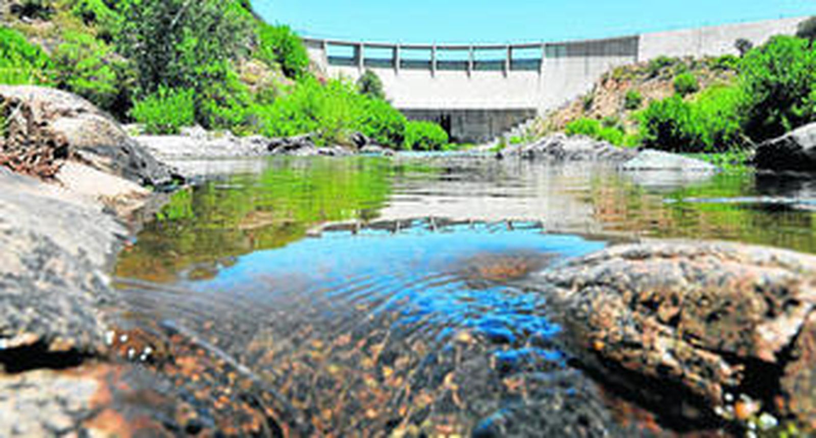 Abundancia de agua en el entorno de la presa.