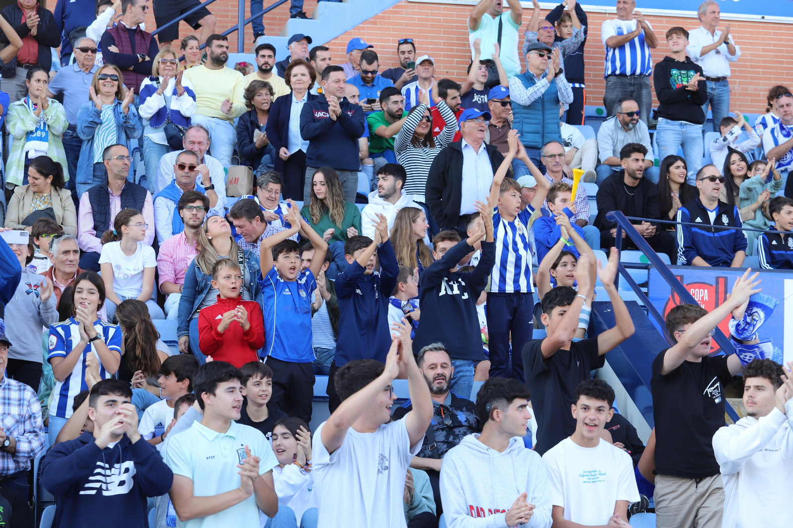 Imágenes del gran ambiente en el Nuevo Colombino para ver el  Recre-Burgos
