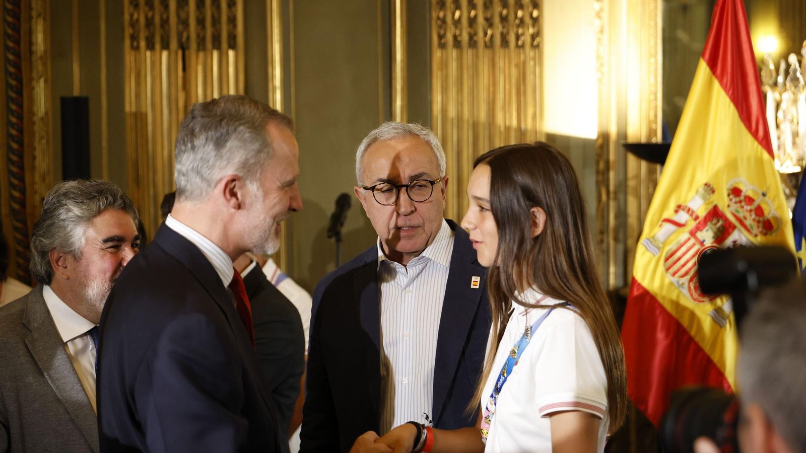 Natalia Muñoz con el rey Felipe VI durante la receción a los deportistas españoles de los Juegos Olímpicos de París.