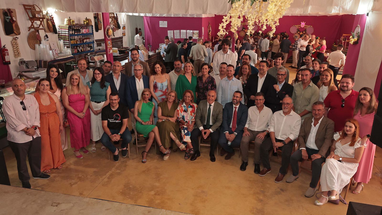 Las autoridades en la recepción del Ayuntamiento en la caseta municipal.