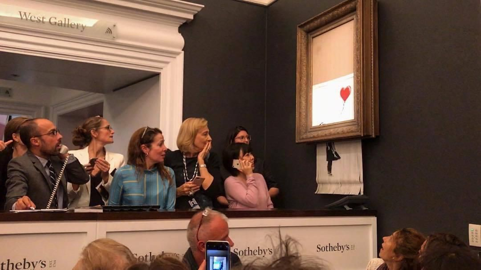 Una obra de Banksy se autodestruye tras subastarse por más de un millón de euros Una obra de Banksy se autodestruye tras subastarse por más de un millón de euros