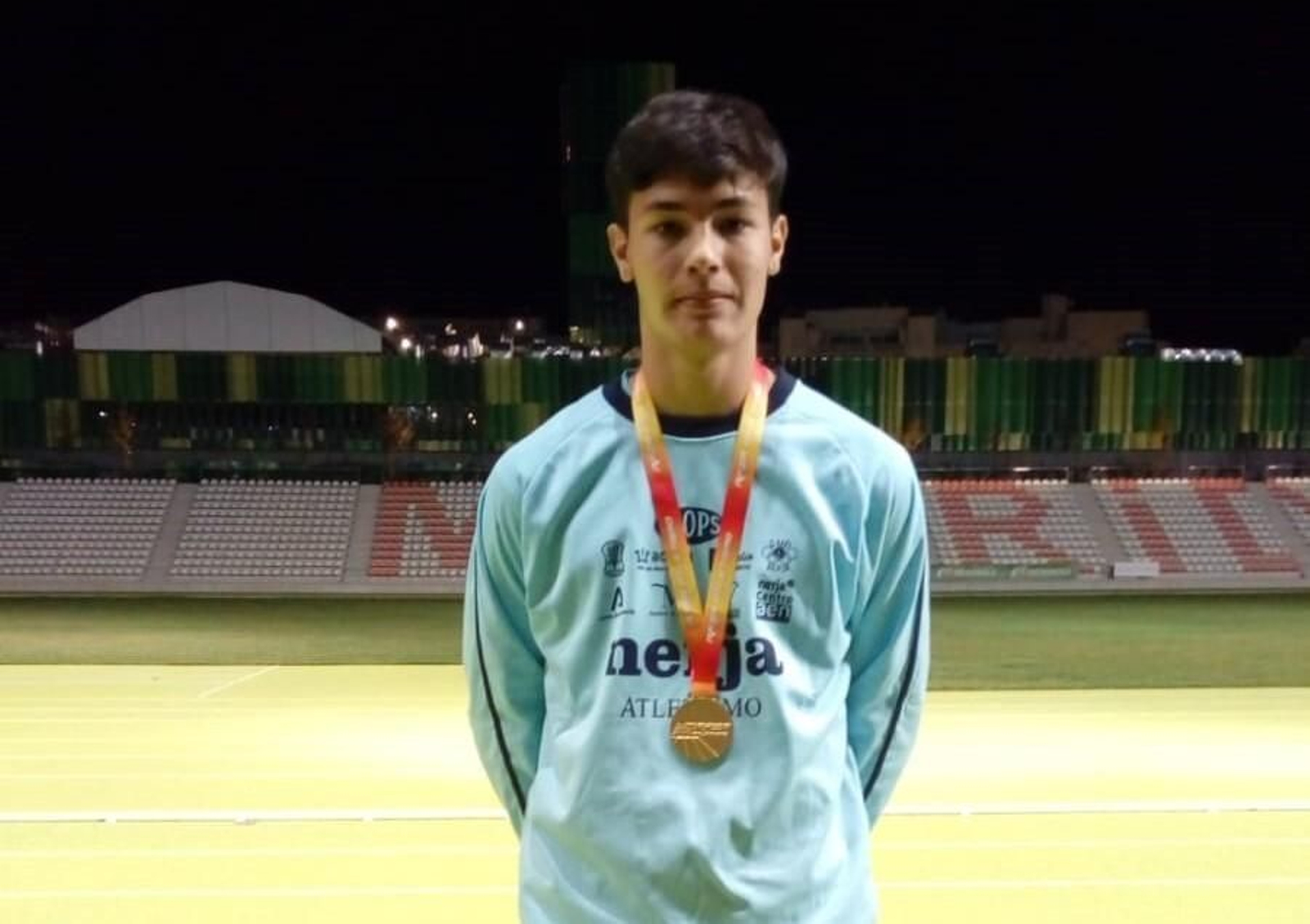 Marcos Gázquez, con su medalla y la indumentaria del Cuevas de Nerja