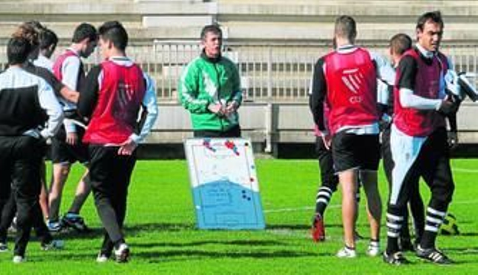Lucas Alcaraz congrega a los jugadores en torno a una pizarra para transmitirles instrucciones en un entrenamiento en la Ciudad Deportiva Rafael Gómez.