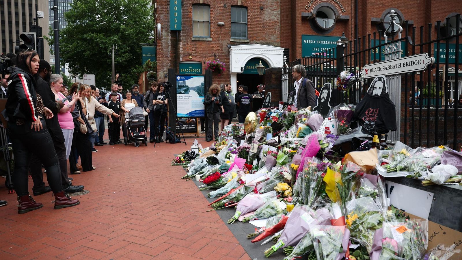 Homenaje al cantante Ozzy Osbourne en señal de luto por su muerte en Birmingham, su ciudad de nacimiento.