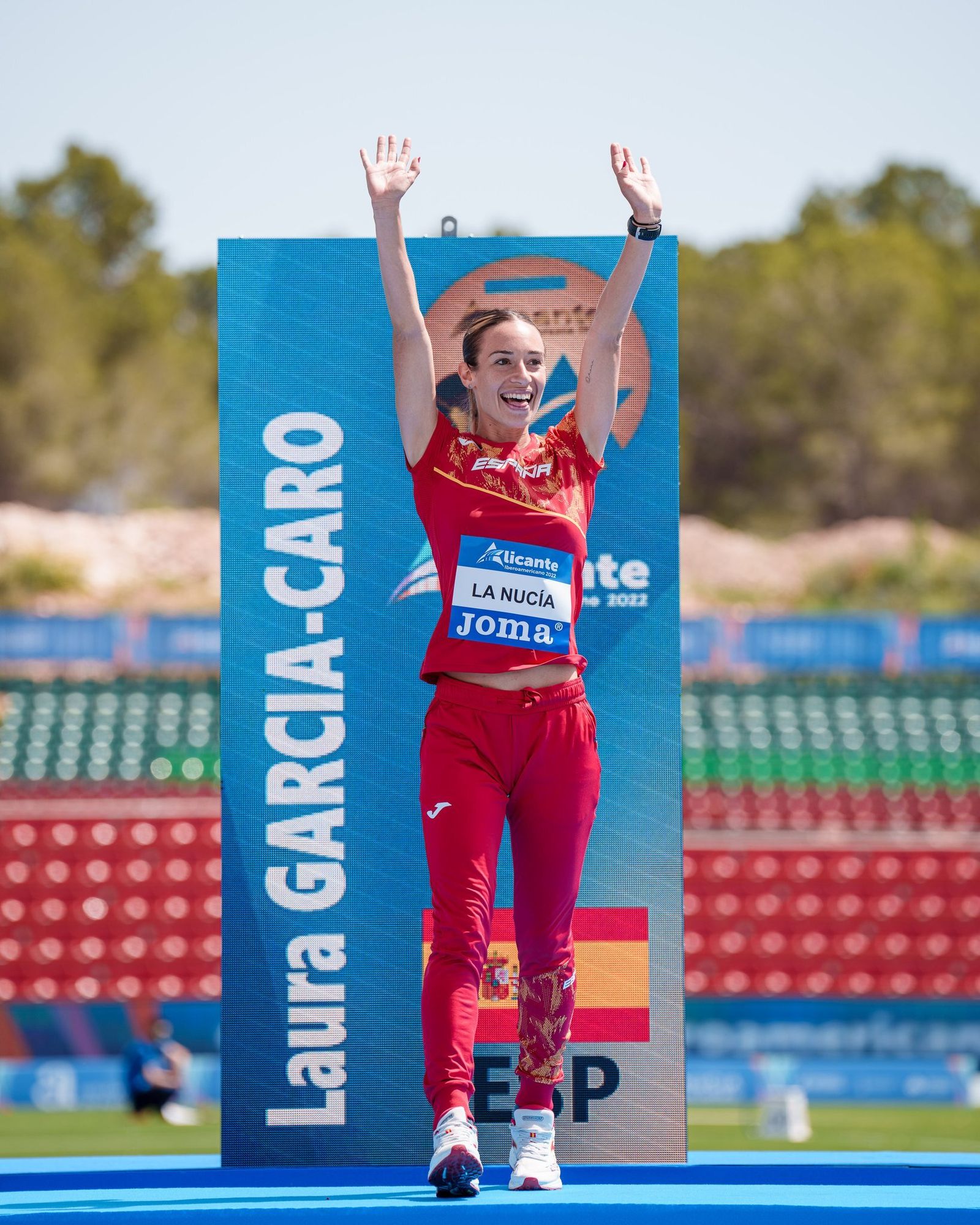 Laura, en lo más alto del podio tras ganar el Iberoamericano en Alicante.