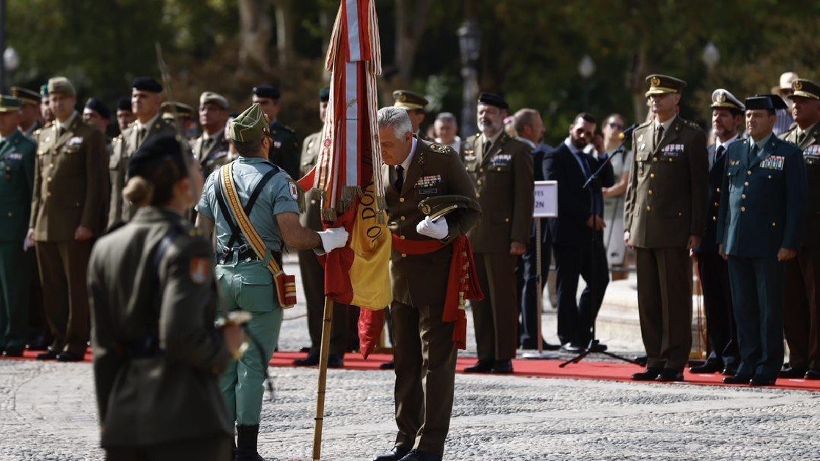 El teniente general Rodríguez García besa la bandera de España.