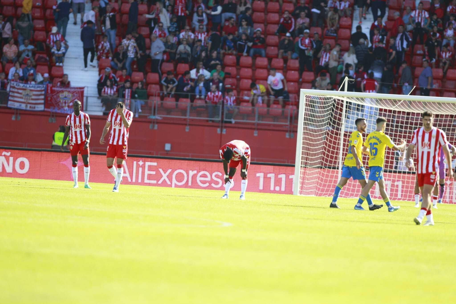 Los rojiblancos se lamentan después de que Sory Kaba anotase el gol de la victoria del conjunto amarillo.