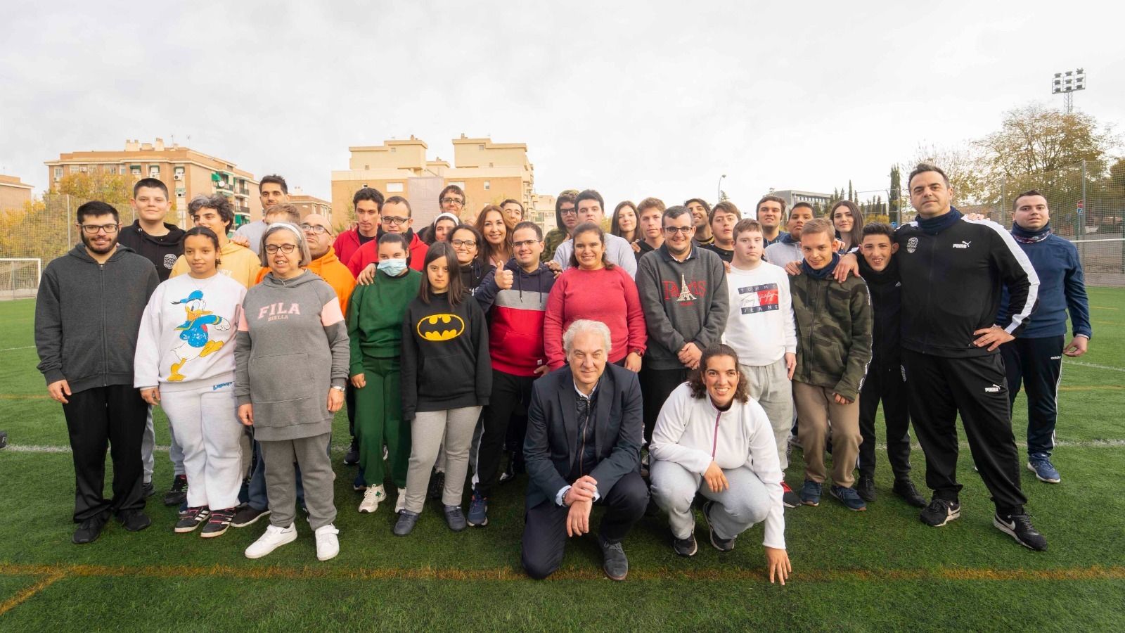 El concejal de deportes José Antonio Huertas junto a miembros de la asociación Homo Sapiens.