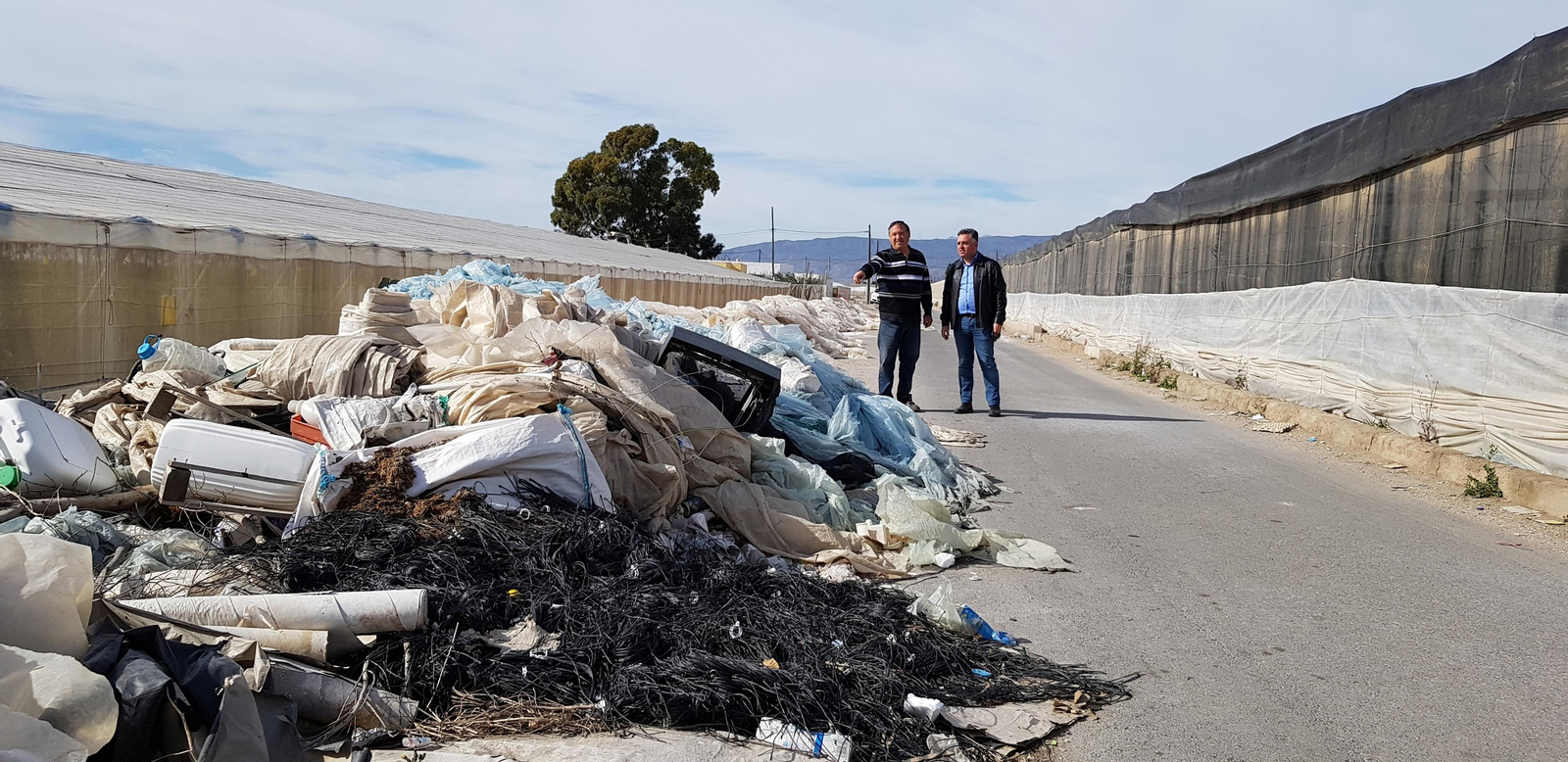 Plásticos vertidos en uno de los caminos rurales de El Alquián