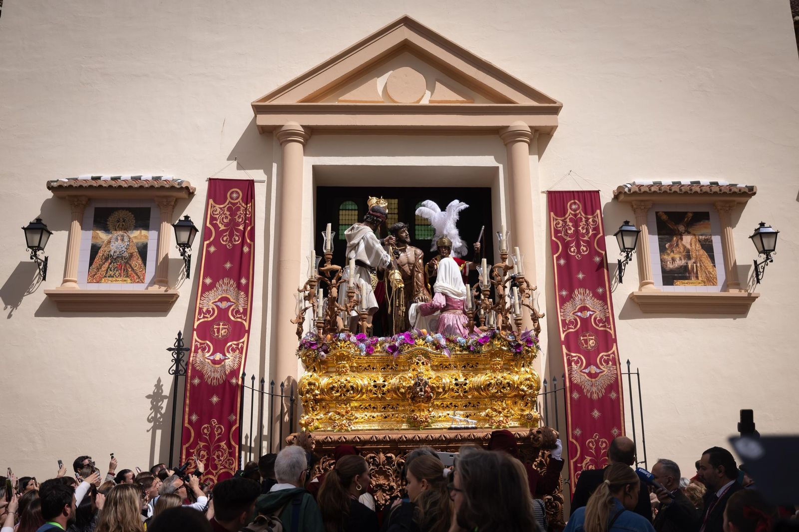 Así vivió Granada la salida de la Hermandad del Trabajo 2025