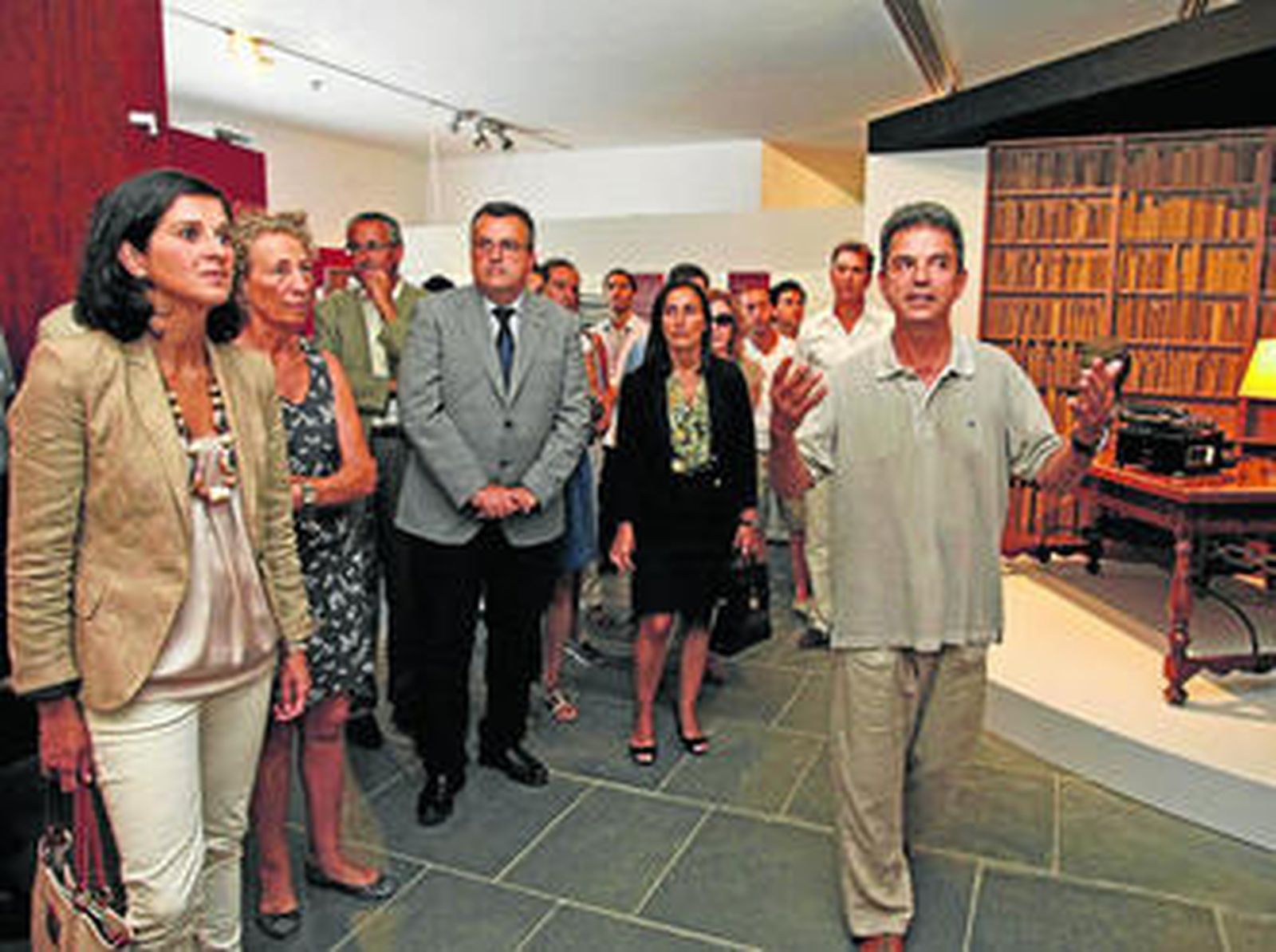 Juan Blánquez explicando el contenido del museo a la delegada provincial y al resto de asistentes.