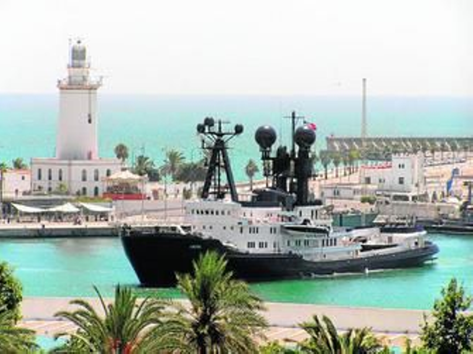 El superyate 'Arctic P' maniobrando, ayer, en la dársena de Guadiaro para atracar en el muelle dos.