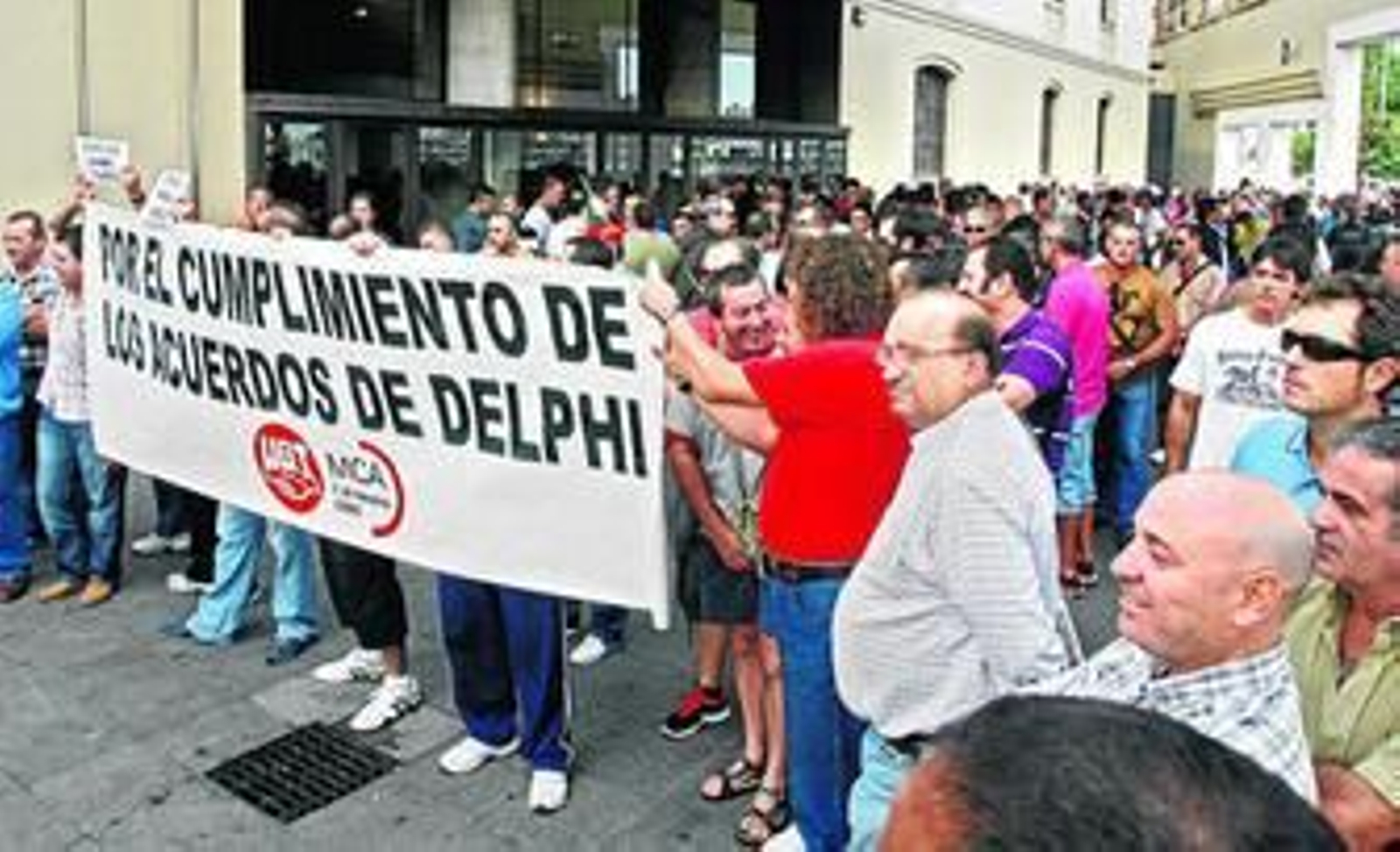 Los ex trabajadores de Delphi, en la mañana de ayer junto al Palacio de Congresos en Cádiz, donde esperaban la llegada de Griñán.