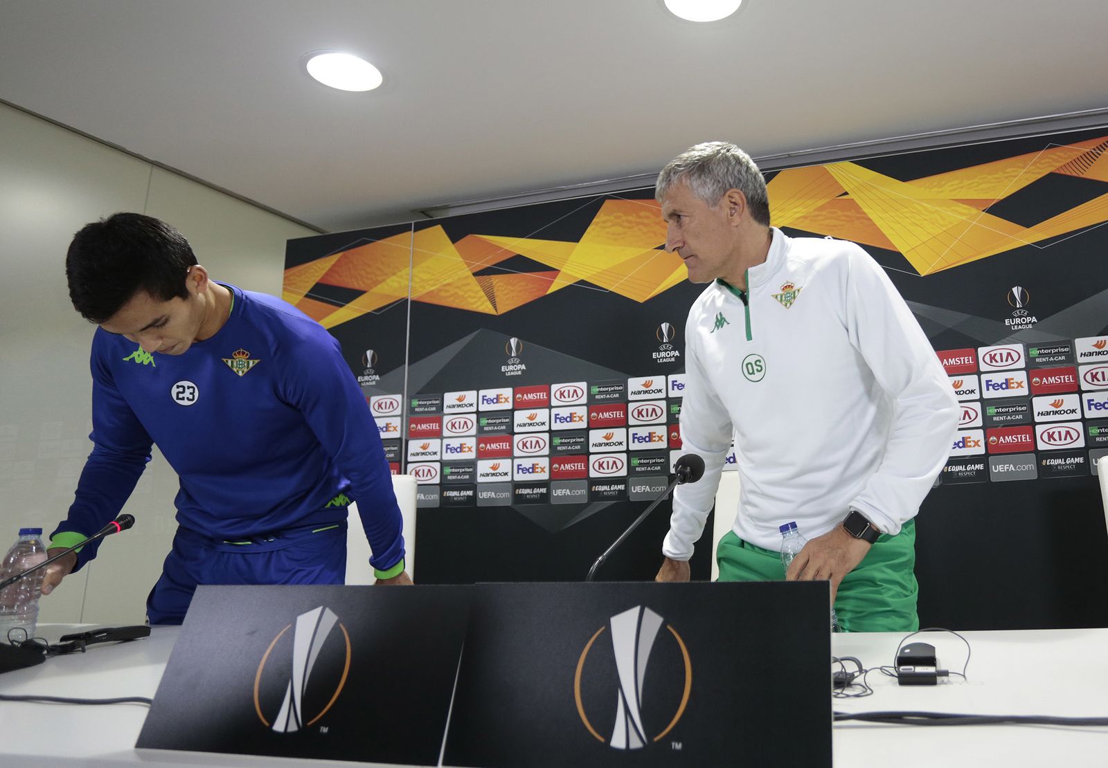 Setién, junto a Mandi, antes de comparecer en rueda de prensa.