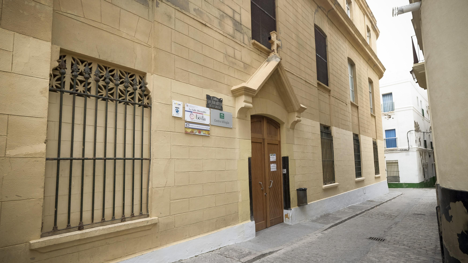 La puerta principal de entrada al colegio en el barrio de Santa María. La puerta principal de entrada al colegio en el barrio de Santa María.