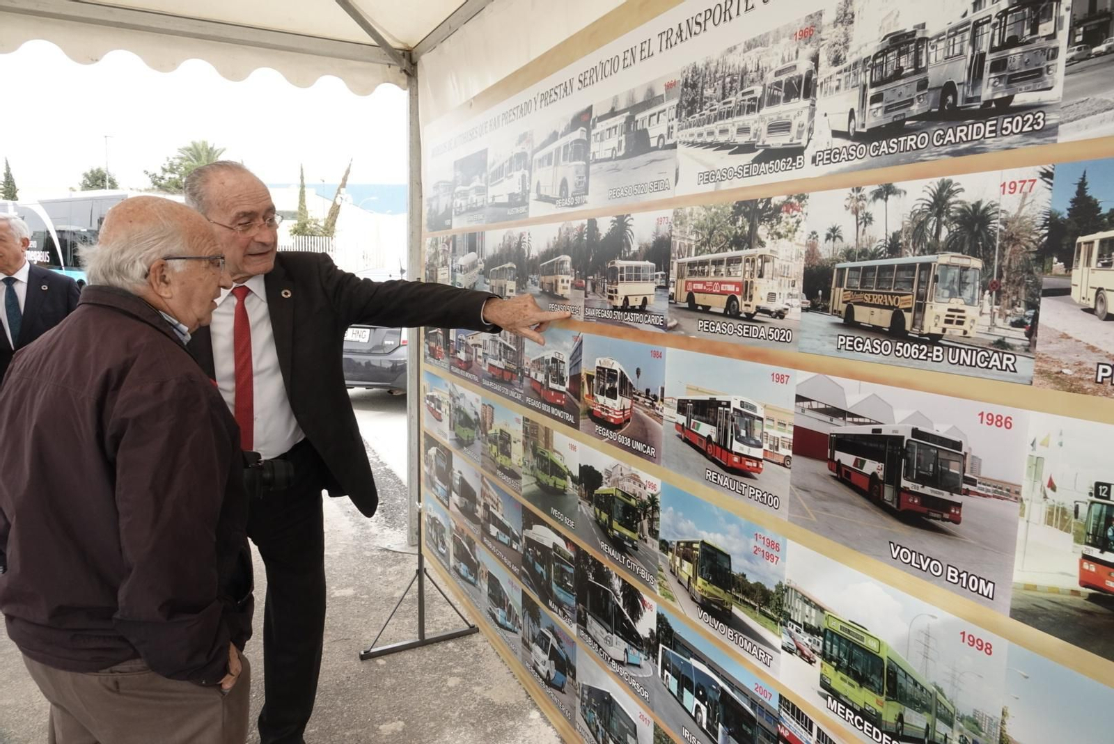 Francisco de la Torre junto a José Luis Guerrero, autor de las fotografías del panel.