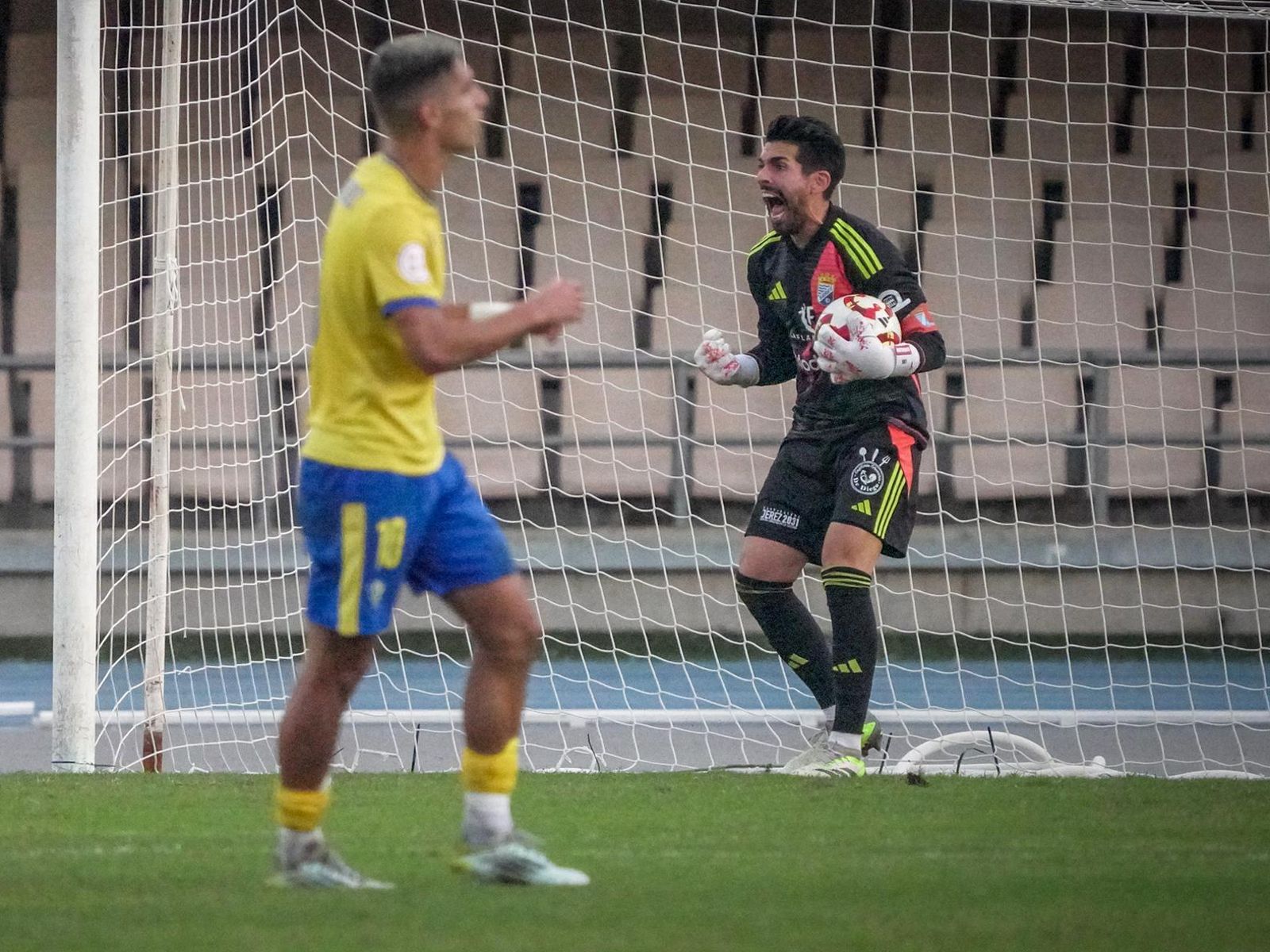 El meta azulino grita en un lance del partido.