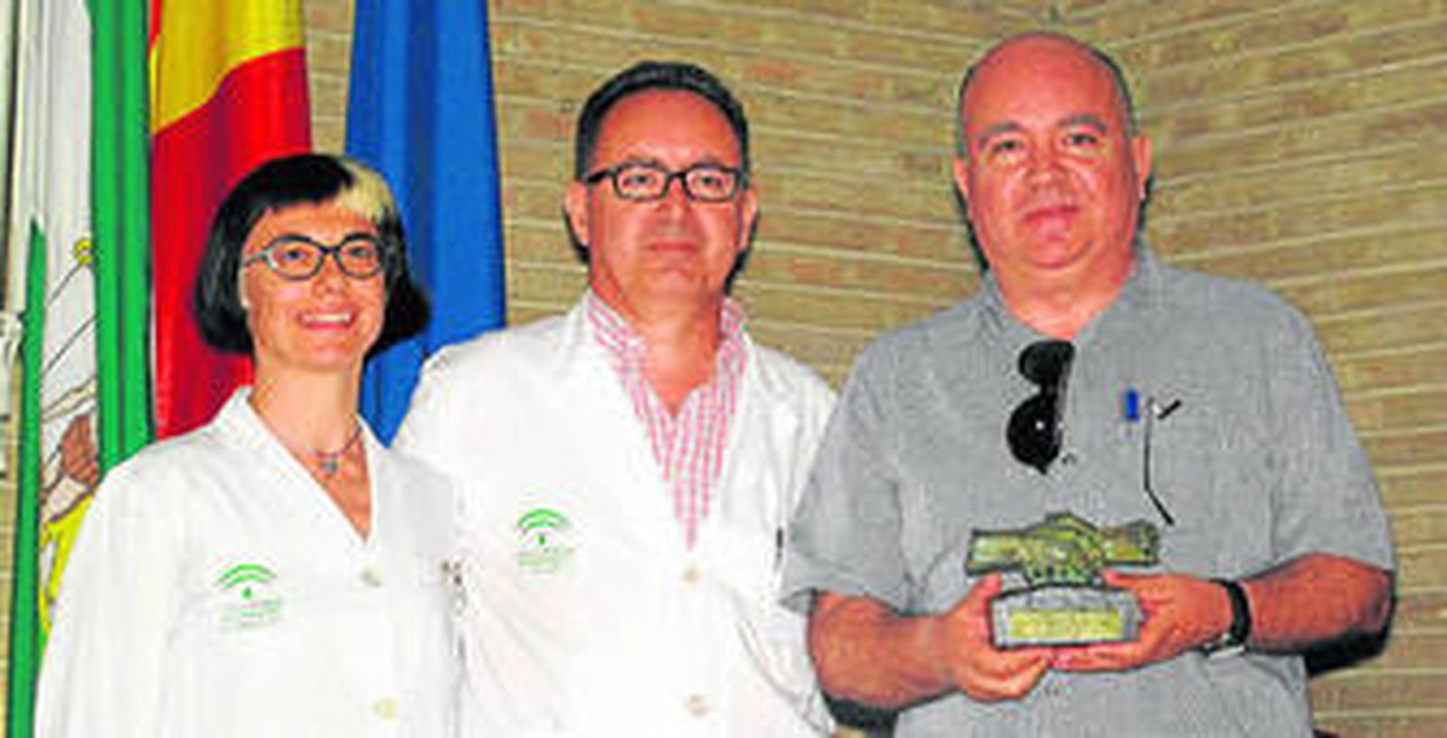 Teresa Aldabó, coordinadora sectorial de Trasplantes; Francisco Javier Torrubia, gerente del Hospital Virgen del Rocío, y Agustín Almodovar, productor jefe de El Deseo, nombrado coordinador honorífico de Trasplantes de Sevilla 'por hacer un hueco entre sus fotogramas para la donación de órganos. y los trasplantes'.