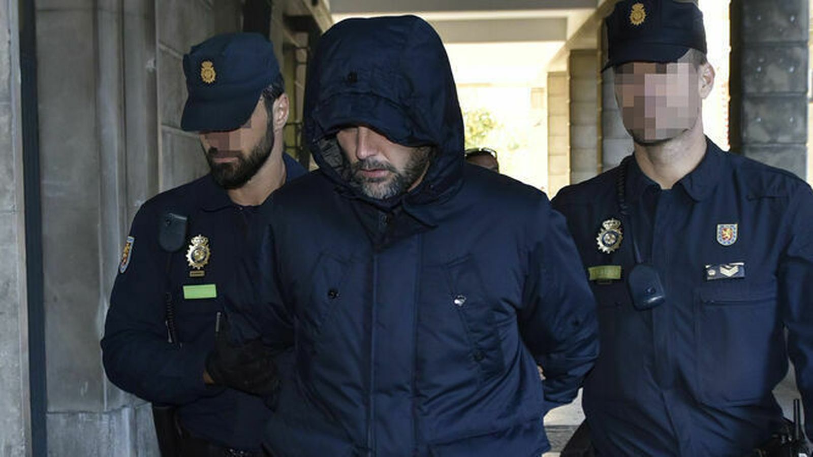 Uno de los acusados del triple crimen es conducido al juzgado