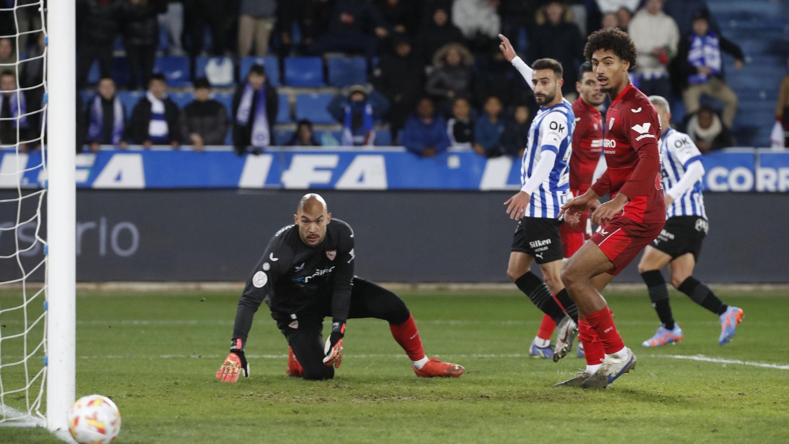 La cara de susto  y de alivio de Dmitrovic y Badé en el remate de Salva Sevilla en la prolongación.