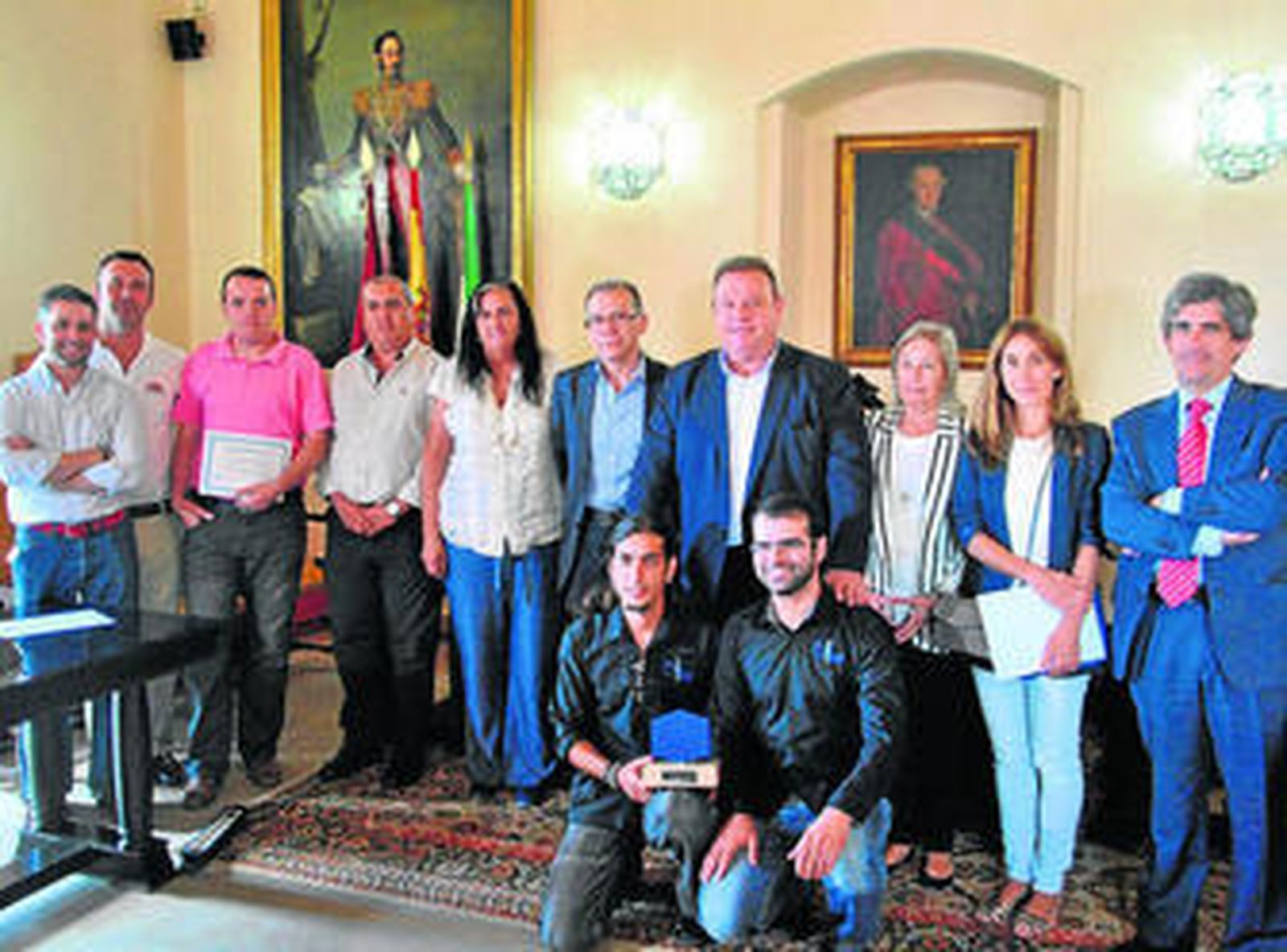 Representantes de las empresas que han participado en este concurso, posando con las autoridades.