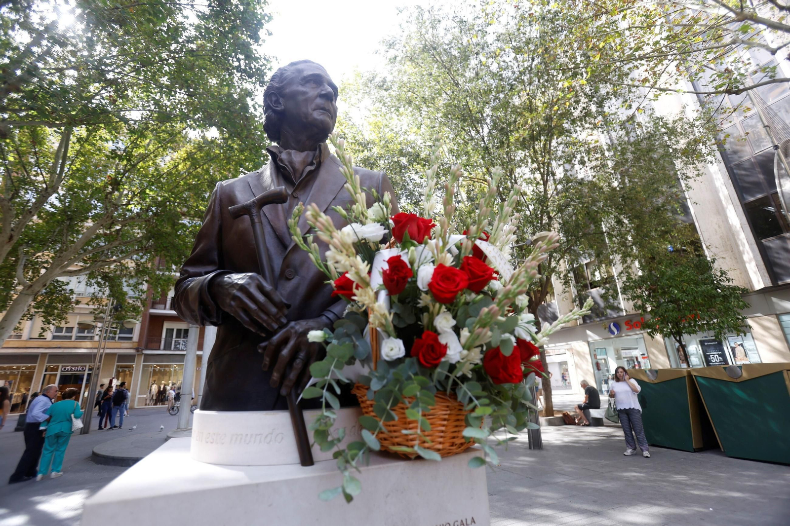 La ofrenda floral en honor a Antonio Gala, en imágenes