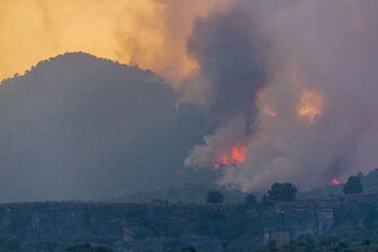 Sanz destaca evolución favorable incendio Guájares aunque apela a prudencia