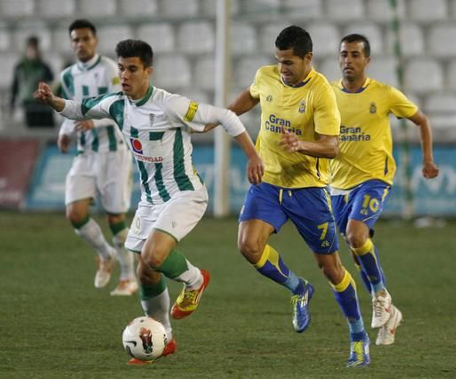 El Córdoba acosa desde el inicio la portería rival y se sobrepone a un penalti fallado por Vitolo con un golazo de Javi Patiño.

Foto: Álvaro Carmona