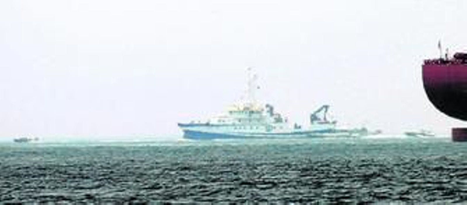 La 'Ángeles Alvariño', perseguida por barcos de Gibraltar.