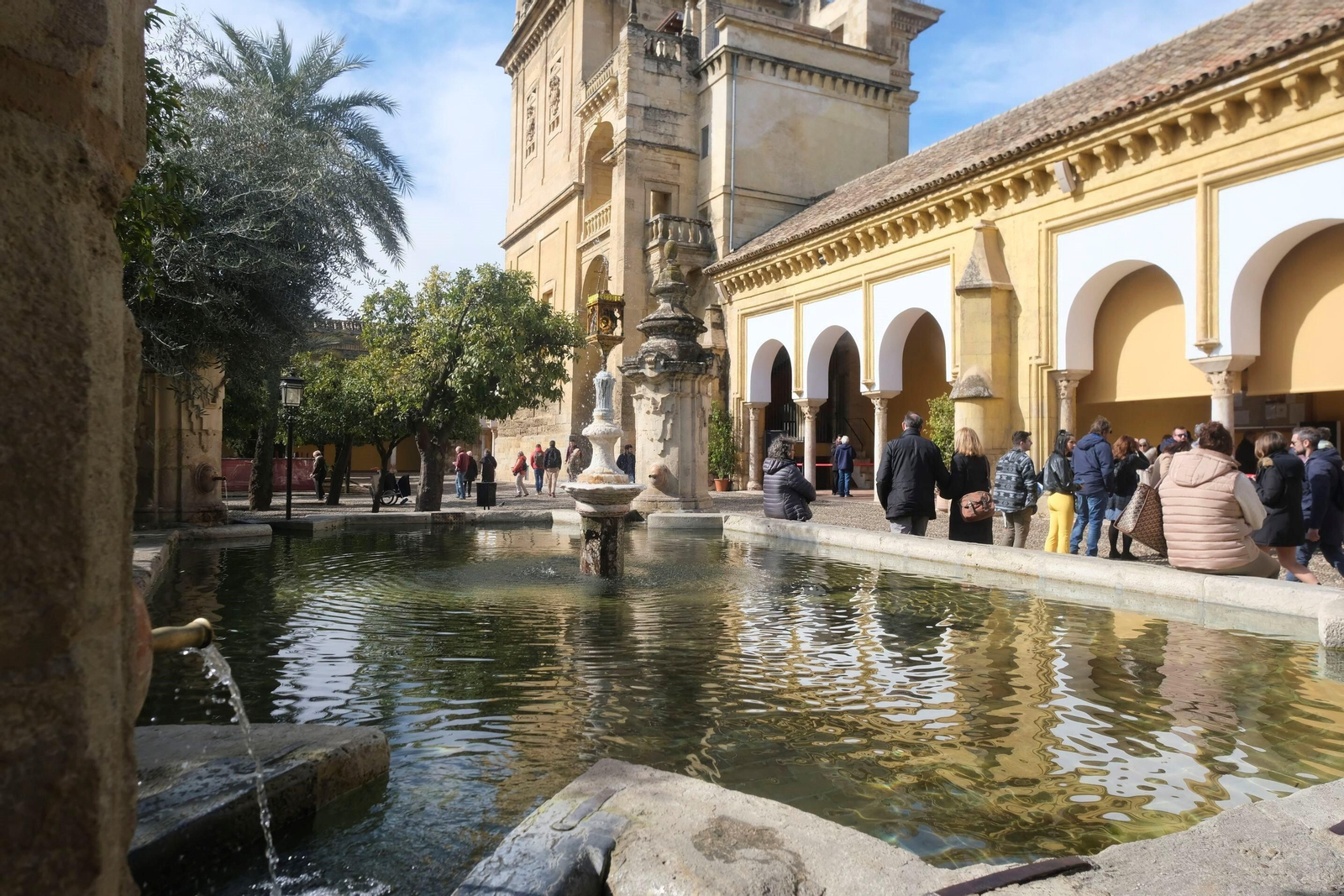Fuente de Santa María del Patio de los Naranjos. Fuente de Santa María del Patio de los Naranjos.