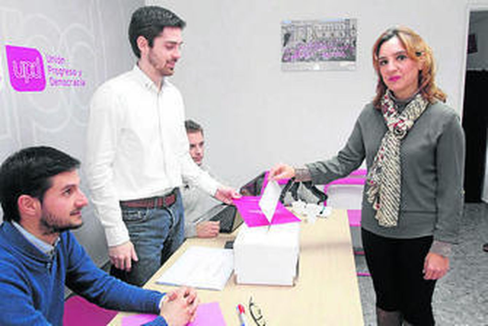 Rosario de la Haba, ayer, vota en las primarias de UPyD.