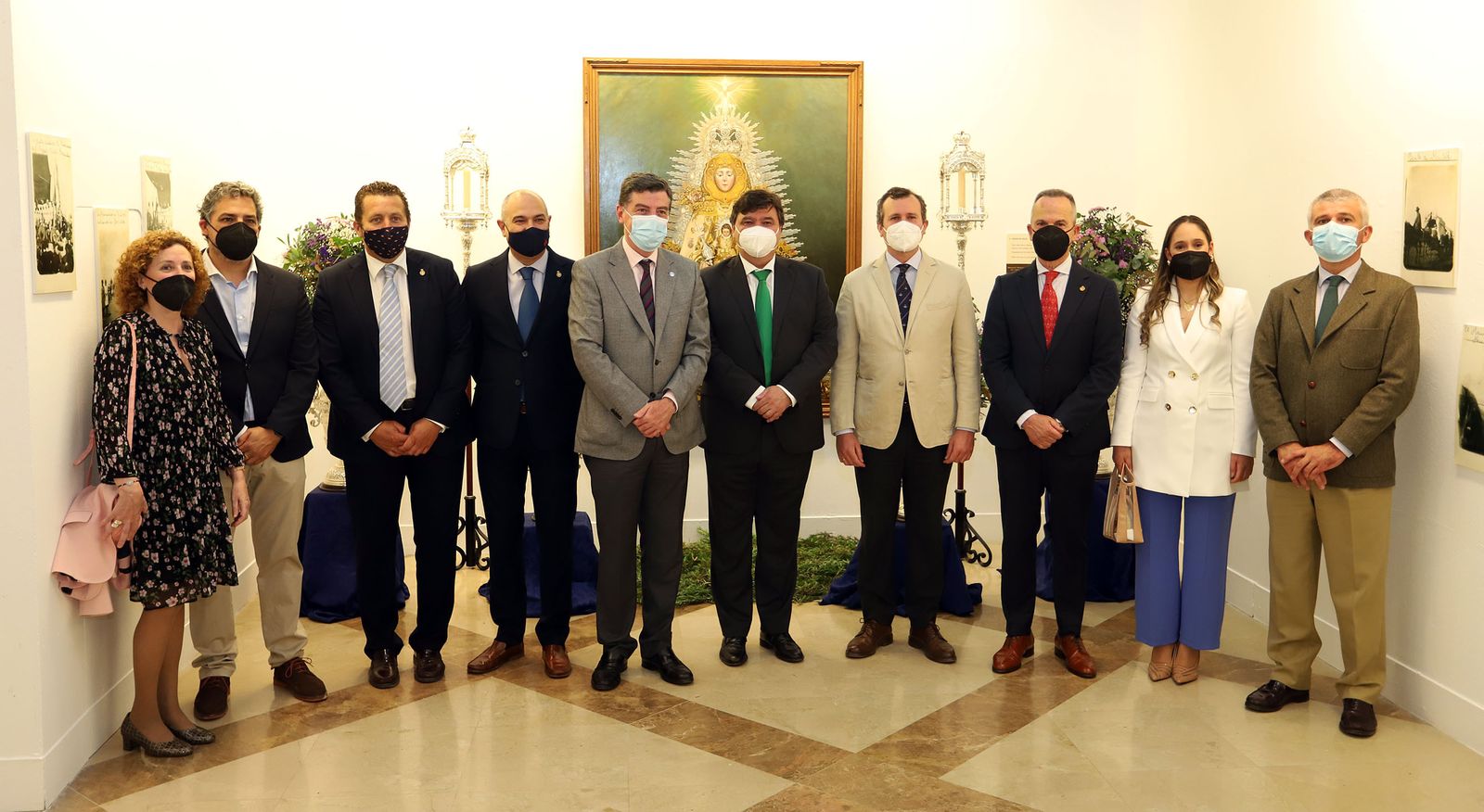Foto de familia de las autoridades presentes en la inauguración de la muestra.